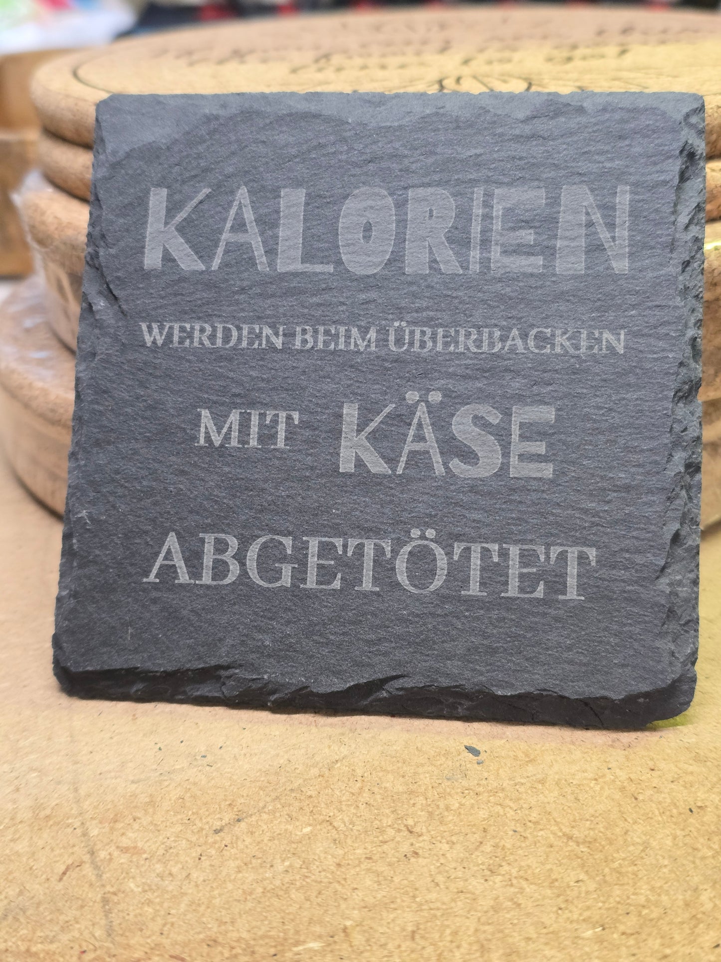 Schieferuntersetzer Set „Raclette Sprüche“ – Lustige Gravuren für echte Käseliebhaber | Geschenkidee mit Humor