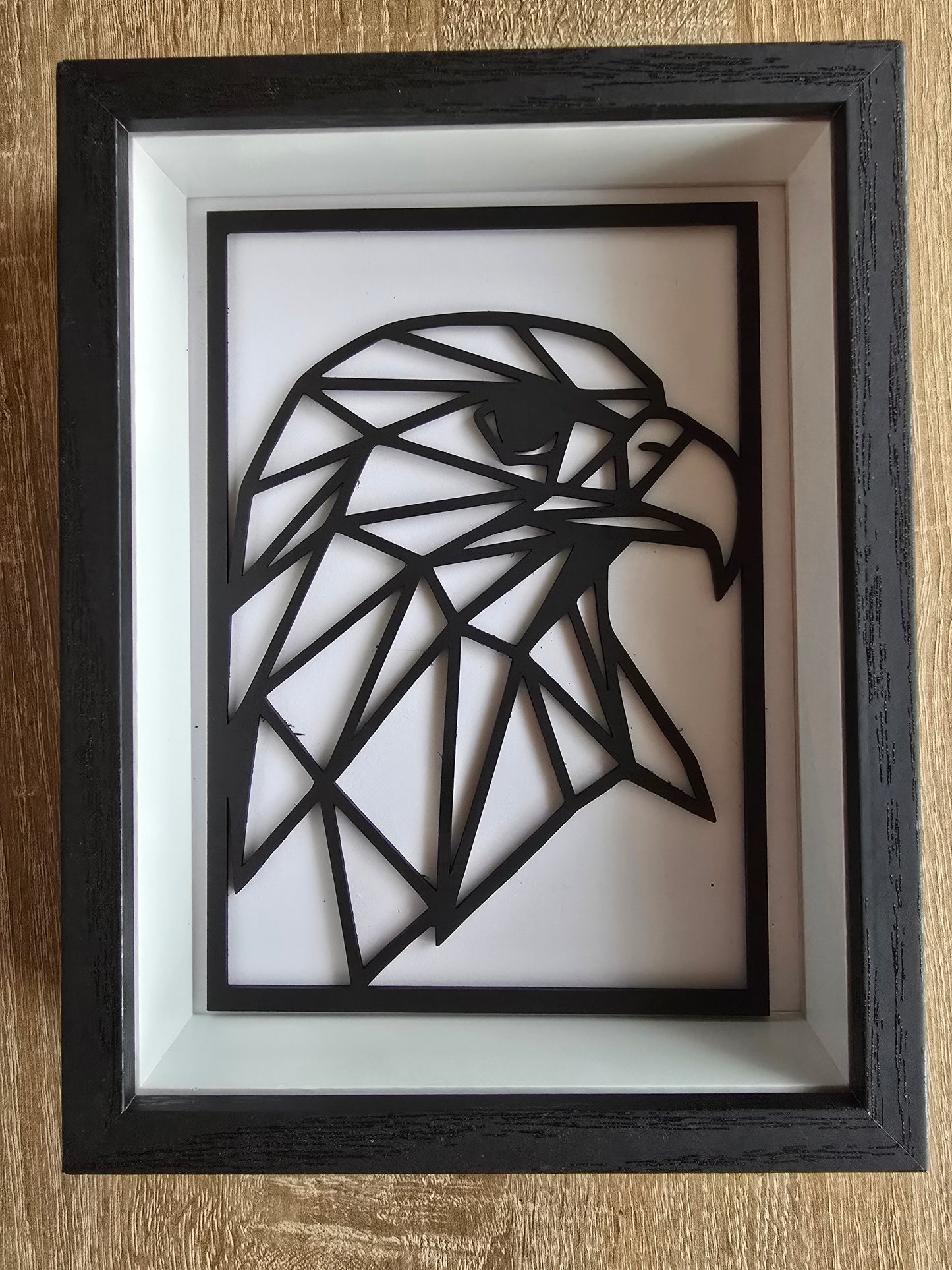 Geometrische Adler Silhouette – Laser geschnitten & schwarz lackiert im Schattenrahmen