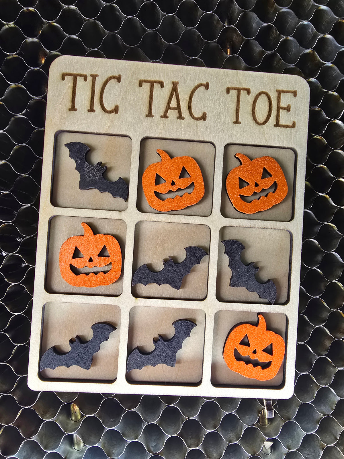 Lasergeschnittenes Tic-Tac-Toe-Spielfeld in Geisterform