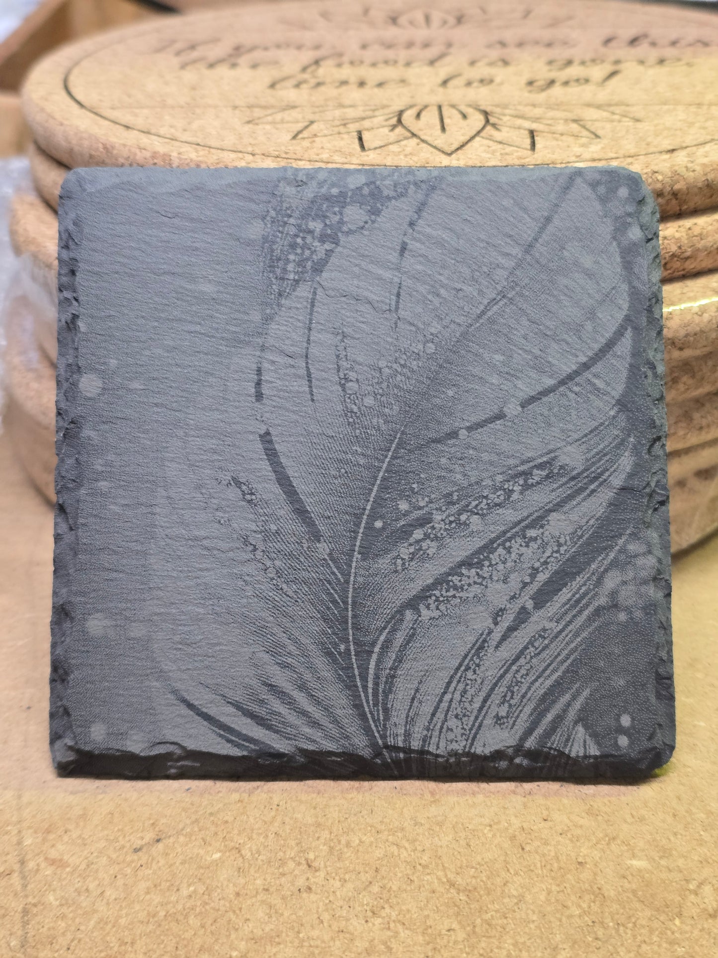Schieferuntersetzer Set „Feder“ – Handgefertigte Lasergravuren mit Feder-Motiv | Stilvolle Deko & Geschenkidee