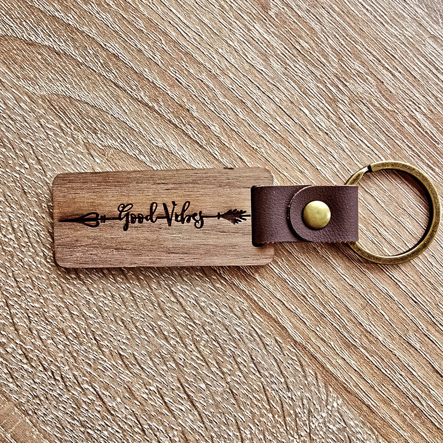 Motivierende Schlüsselanhänger aus Holz – mit Lasergravur und Lederdetail
