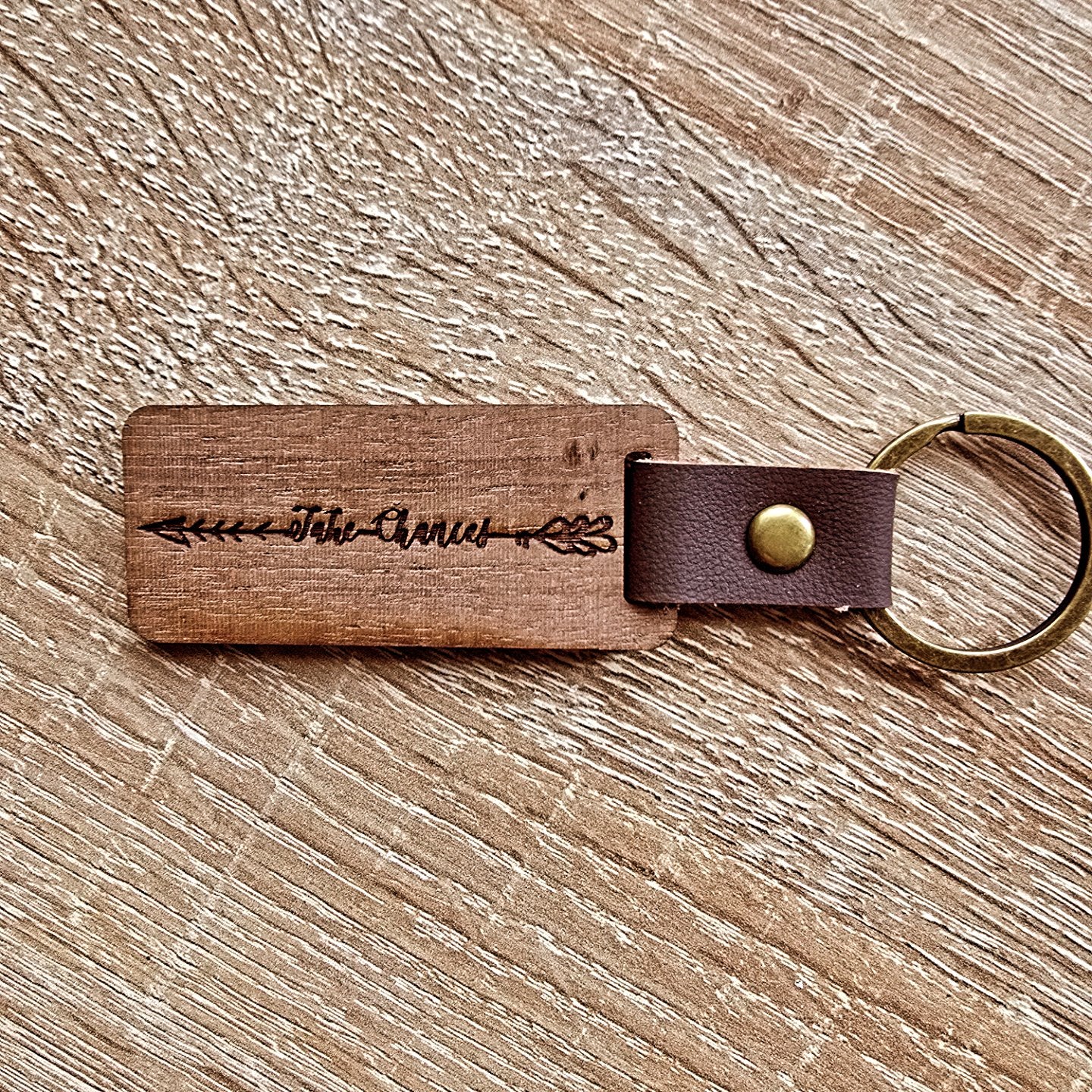 Motivierende Schlüsselanhänger aus Holz – mit Lasergravur und Lederdetail