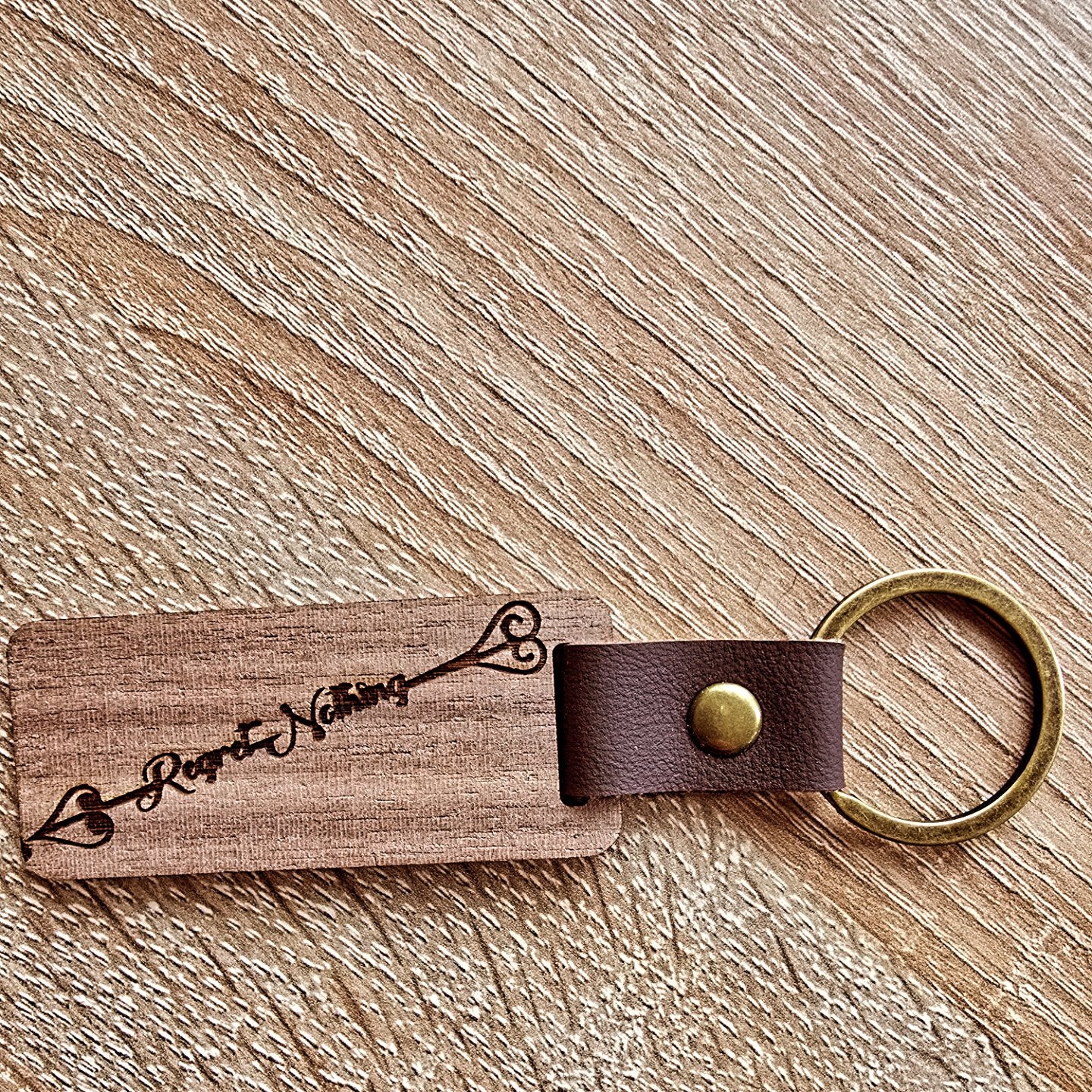 Motivierende Schlüsselanhänger aus Holz – mit Lasergravur und Lederdetail