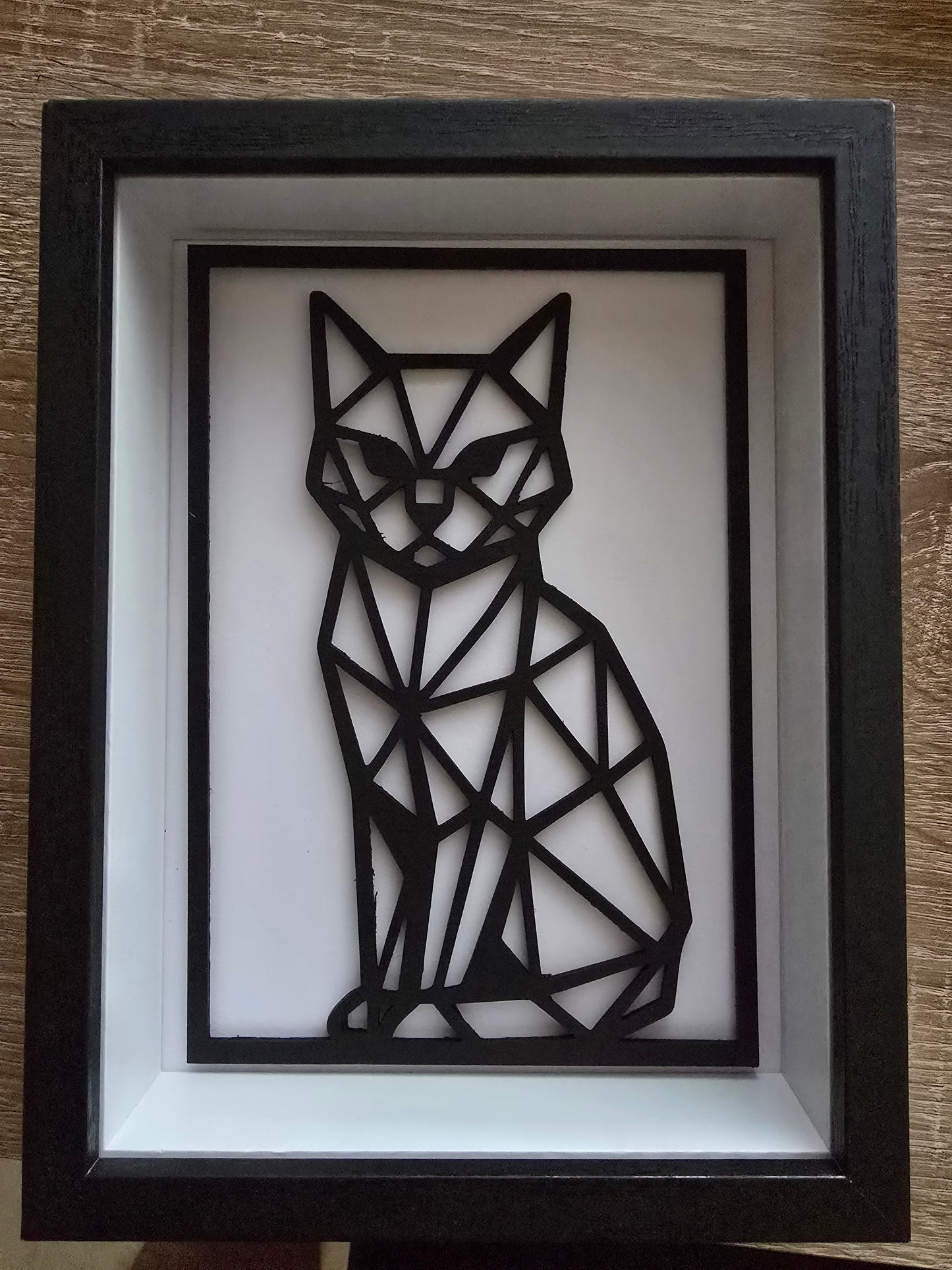 Geometrische Katzen Silhouette – Laser geschnitten & lackiert im Schattenrahmen
