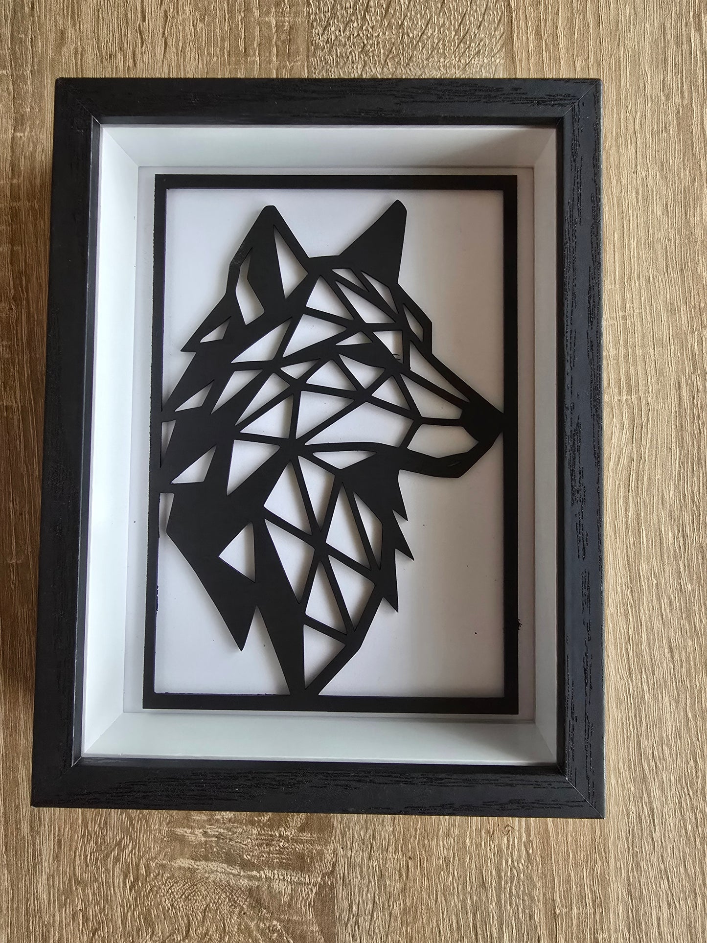 Geometrische Hunde Silhouette – Laser geschnitten & schwarz lackiert im Schattenrahmen