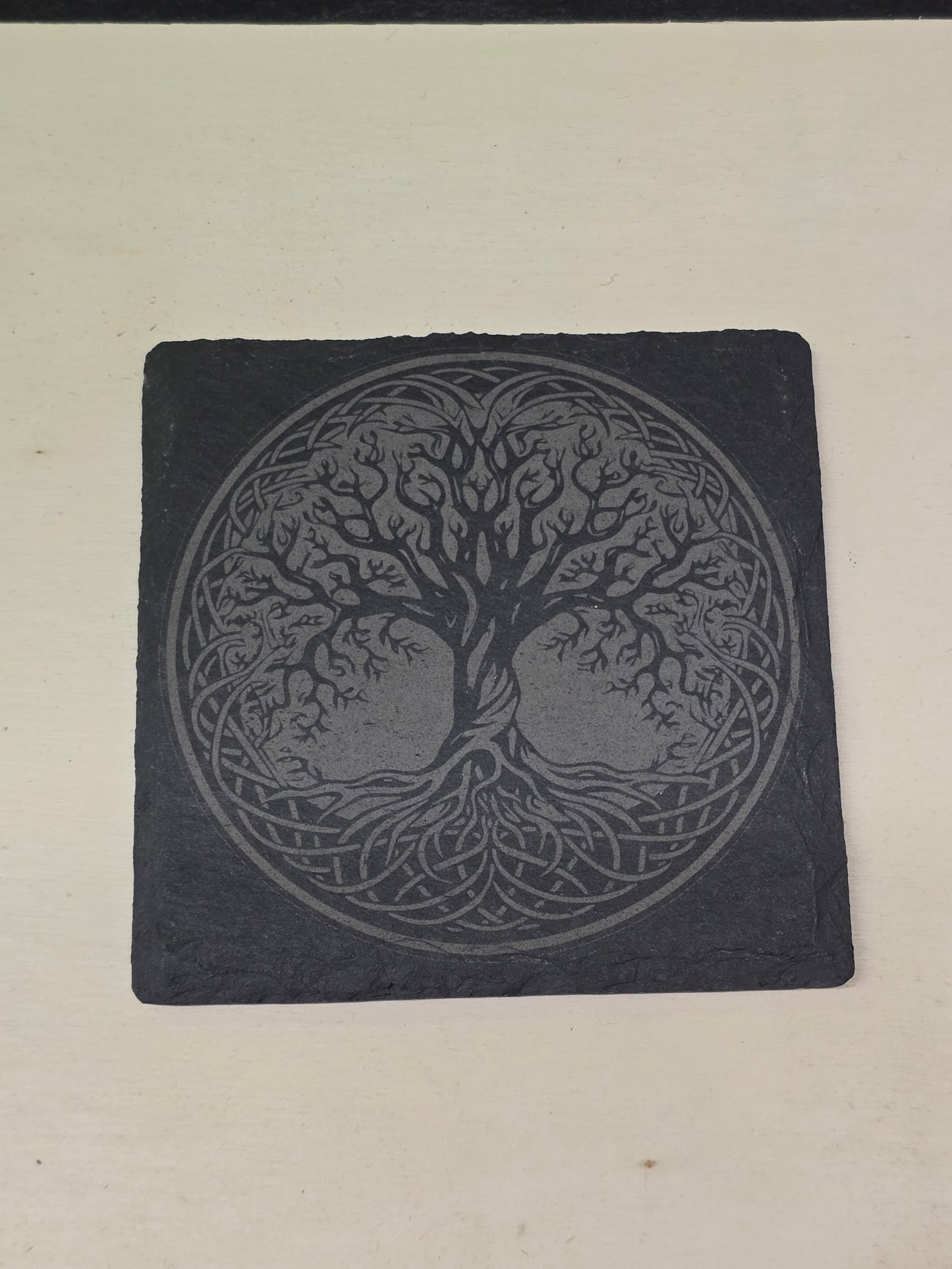 Schieferuntersetzer mit Lebensbaum (Day) – gravierter Tree of Life | Handgemacht & naturbelassen