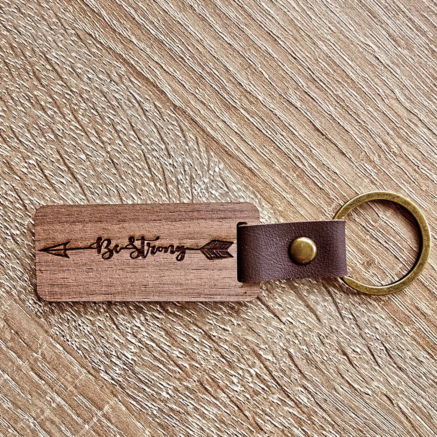 Motivierende Schlüsselanhänger aus Holz – mit Lasergravur und Lederdetail
