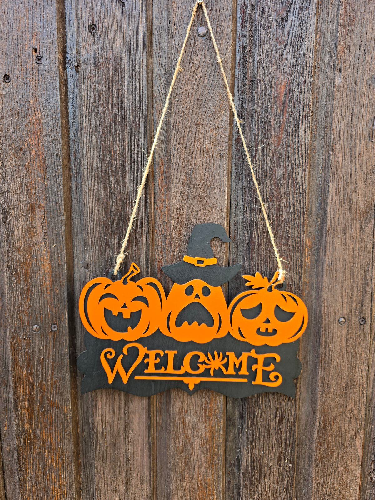 Lasergeschnittenes Halloween-Schild aus Holz, von Hand lackiert