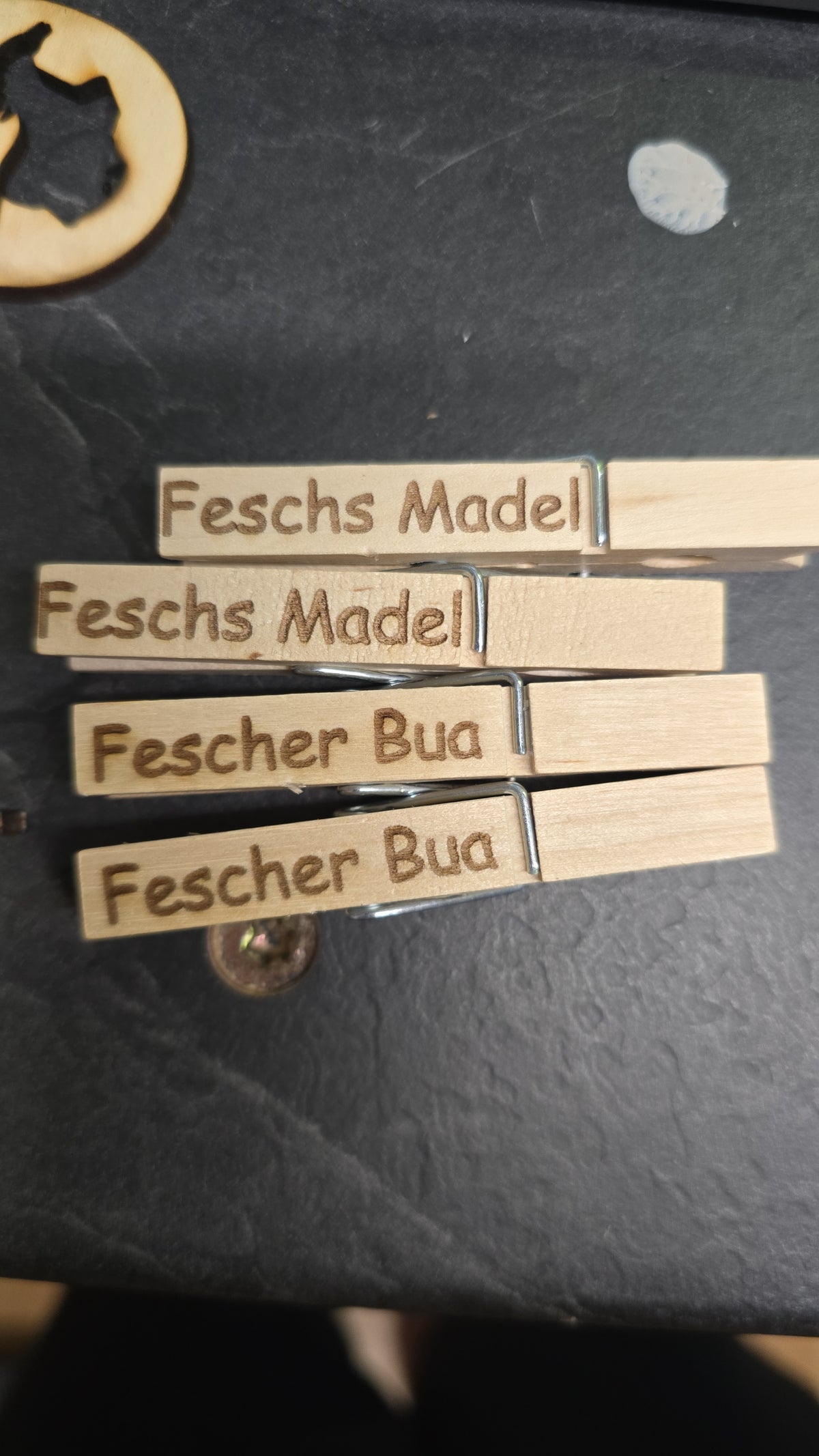 Glubbal mit Dirndl- und Lederhosen-Motiv, lasergraviert