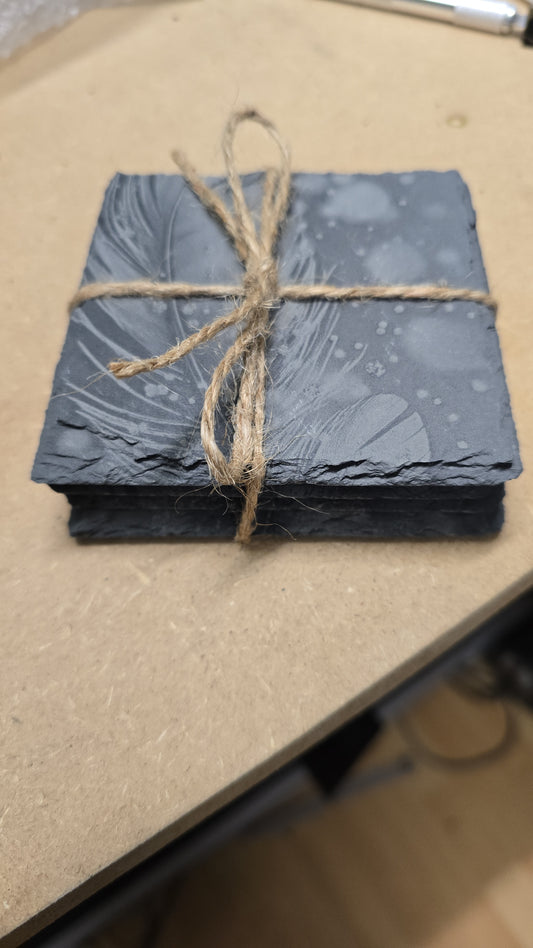 Schieferuntersetzer Set „Feder“ – Handgefertigte Lasergravuren mit Feder-Motiv | Stilvolle Deko & Geschenkidee