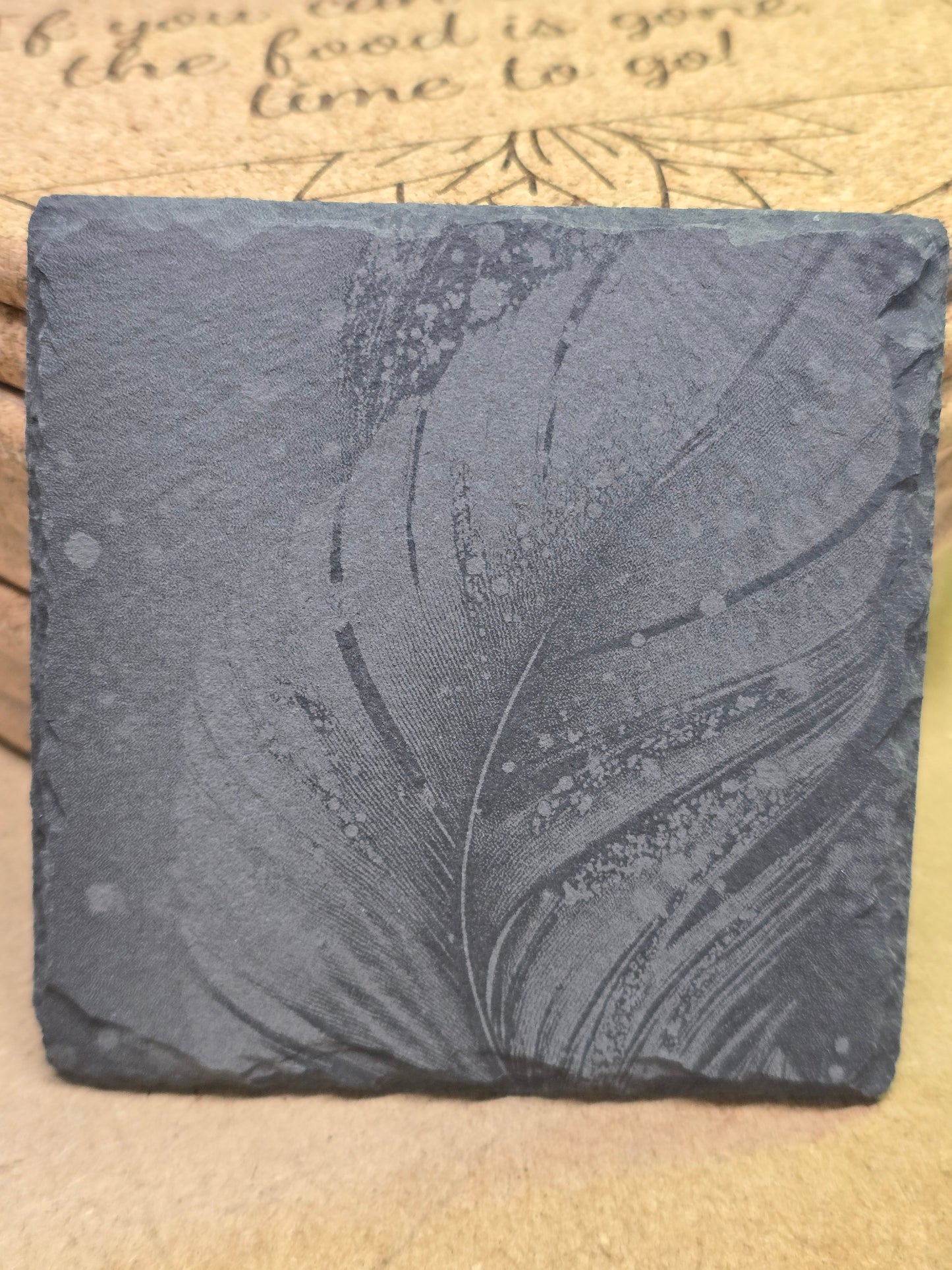 Schieferuntersetzer Set „Feder“ – Handgefertigte Lasergravuren mit Feder-Motiv | Stilvolle Deko & Geschenkidee