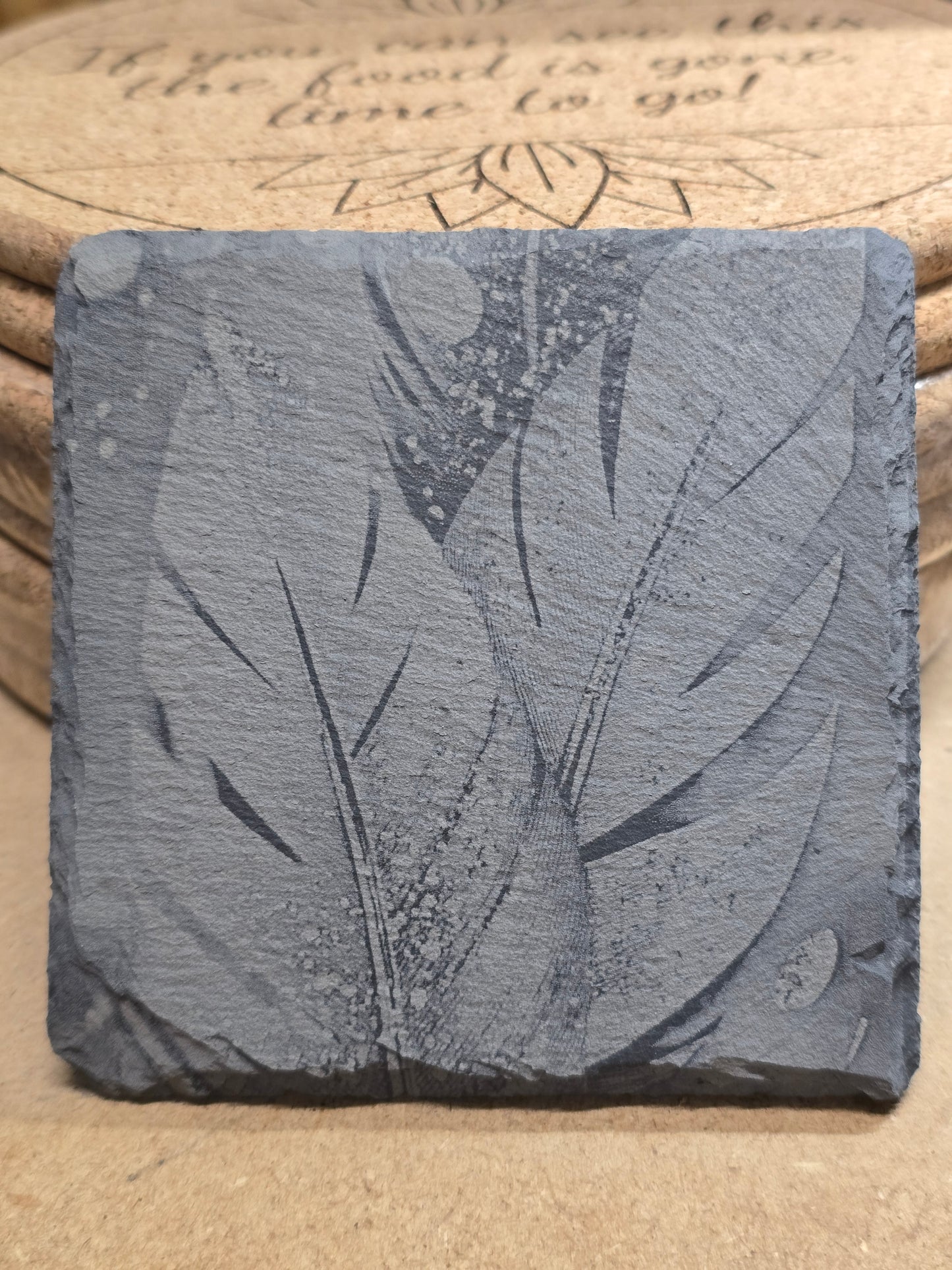 Schieferuntersetzer Set „Feder“ – Handgefertigte Lasergravuren mit Feder-Motiv | Stilvolle Deko & Geschenkidee