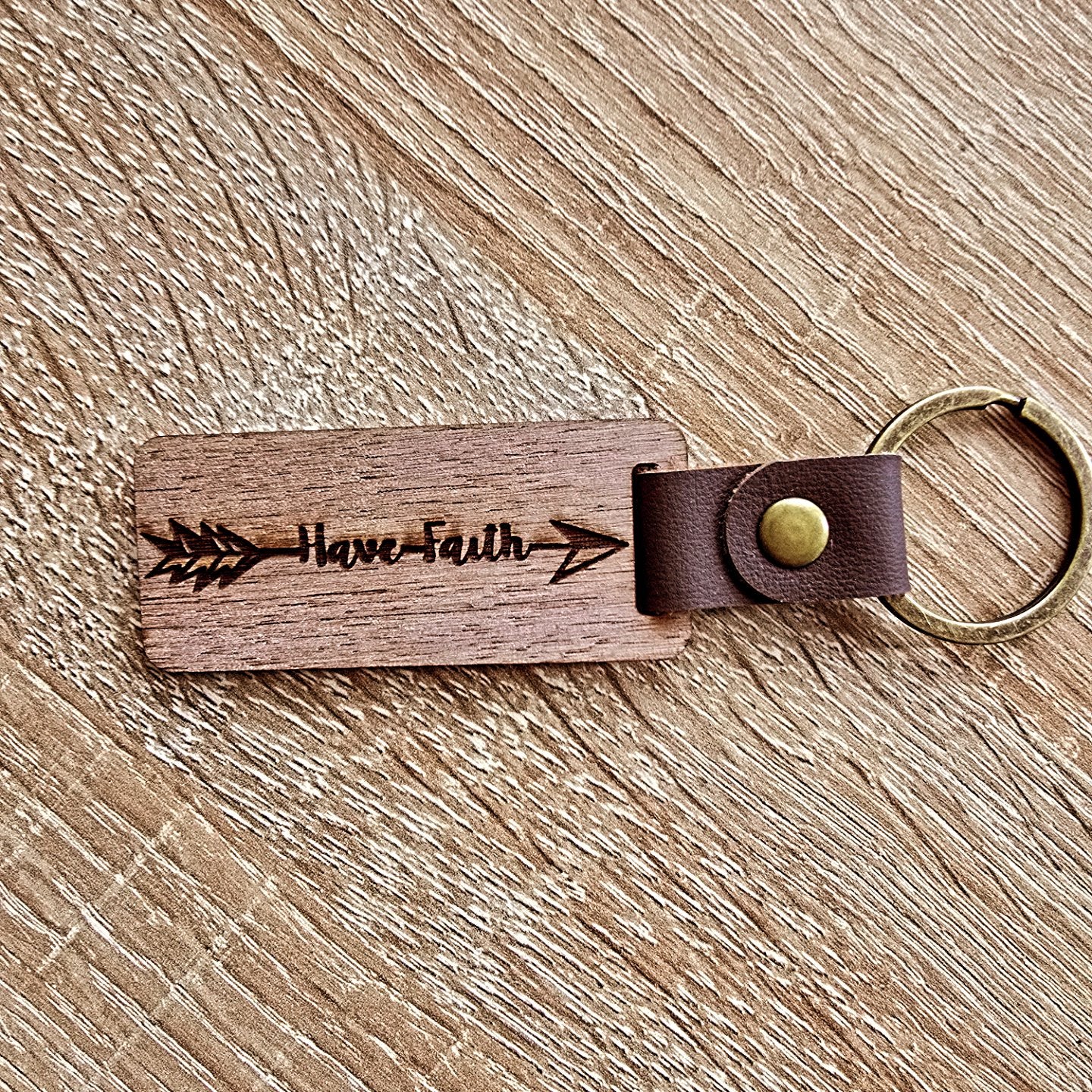Motivierende Schlüsselanhänger aus Holz – mit Lasergravur und Lederdetail