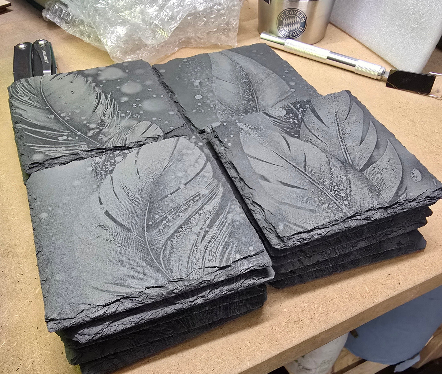 Schieferuntersetzer Set „Feder“ – Handgefertigte Lasergravuren mit Feder-Motiv | Stilvolle Deko & Geschenkidee