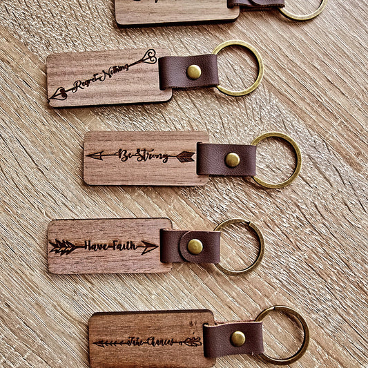 Motivierende Schlüsselanhänger aus Holz – mit Lasergravur und Lederdetail